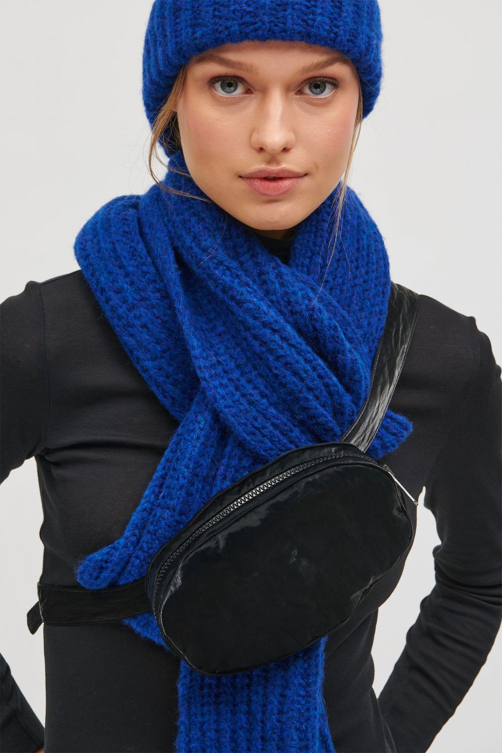 torebka-luisa-cerano-na pasek czarna elegancka modowa połysk butik luisa bydgoszcz