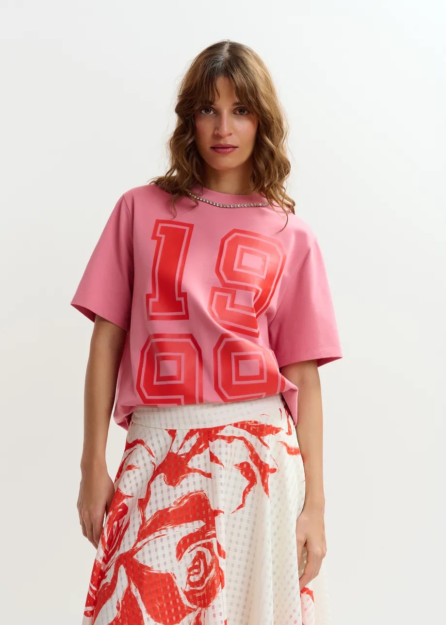 t-shirt-essentiel-antwerp-różowa-nadruk-krzyształki-modowa-oversize-butik-luisa-bydgoszcz