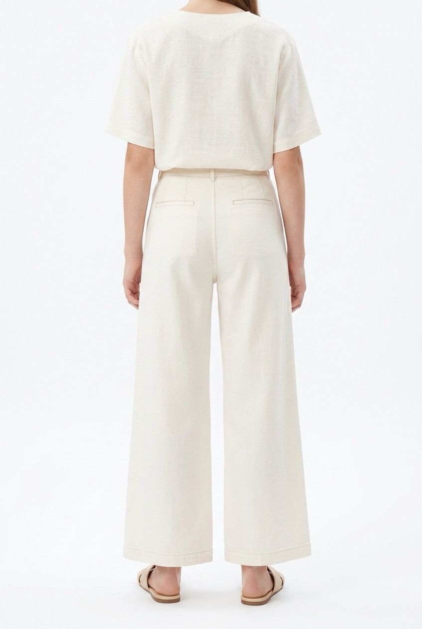 spodnie-peserico-ecru-jeans-szerokie-zakładki-modowe-luksusowe-butik-luisa-bydgoszcz