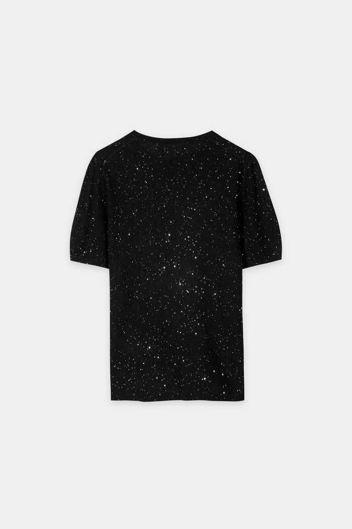 Sweter z krótkim rękawem o dopasowanym kroju z delikatnej dzianiny, wykonany z wysokiej jakości mieszanki wełny, z błyszczącymi mini cekinami, które na całej powierzchni tworzą połyskujące akcenty. Okrągły dekolt i dół wykończono ściągaczem.